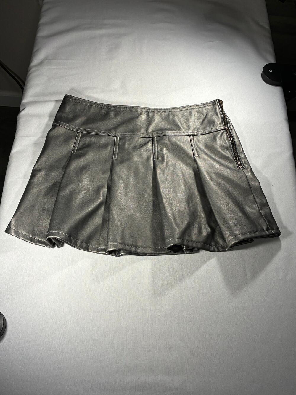 Celebrity Pink Metallic Silver Faux Leather Pleated Mini Skirt Women’s S NWT